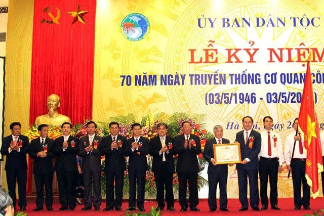 Chủ tịch nước Trần Đại Quang trao Huân chương Độc lập hạng Nhất cho Ủy ban Dân tộc.