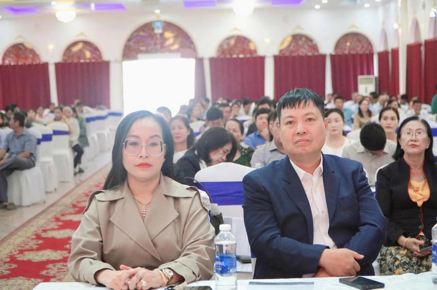 Bà Nguyễn Việt Chinh, Chủ tịch Toàn Cầu Group và TS Tống Văn Hải (Viện Khoa học Nông nghiệp Việt Nam) tham dự Hội thảo.