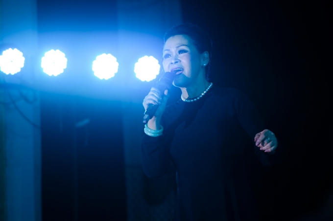 Kh&aacute;nh Ly hết m&igrave;nh trong