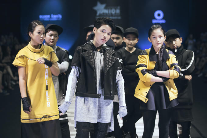 Vũ Cát Tường cùng team The Voice Kid catwalk trong BST của Kelly Bùi.