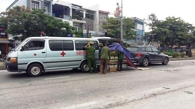 6. Cụ bà ăn xin 80 tuổi bị xe tông tử vong khi băng qua đường Khoảng 9h30 sáng 6/6, chiếc xe ô tô 7 chỗ (chưa rõ biển số và danh tính tài xế) chạy trên quốc lộ 1A, khi đến địa bàn thị trấn Nghèn (huyện Can Lộc, Hà Tĩnh) thì tông trúng cụ bà Nguyễn Thị Vinh (SN 1936, trú xã Vĩnh Lộc) đang đi nhanh sang phía bên kia đường. Va chạm khiến cụ Vinh bị tông ngã xuống đường và tử vong tại chỗ.