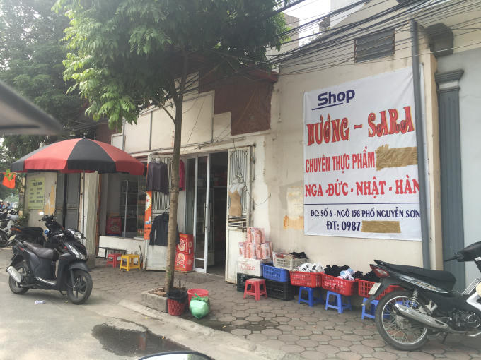 Một số cửa hàng dùng băng dính che đi một nửa nội dung bán hàng.