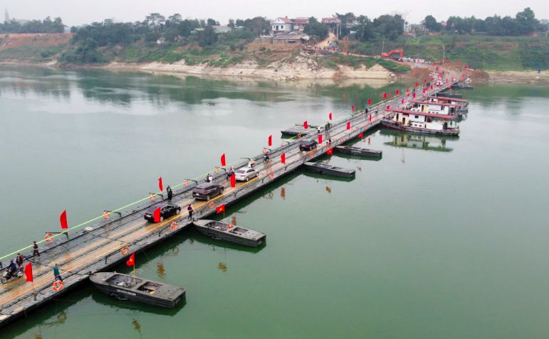 Cầu phao bắc qua sông Lô chính thức được thông xe phục vụ nhu cầu đi lại của người dân trong dịp Tết Nguyên đán Bính Ngọ.
