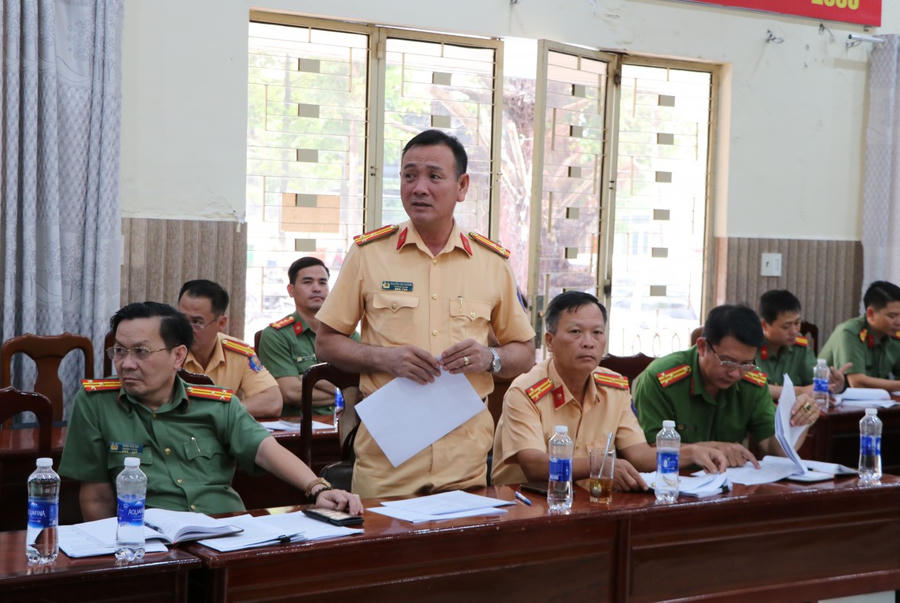 Các đại biểu tham luận, đề xuất ý kiến cắt giảm thủ tục hành chính