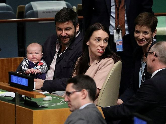 Bà Jacinda Ardern cùng con và bạn trai tại phòng họp.