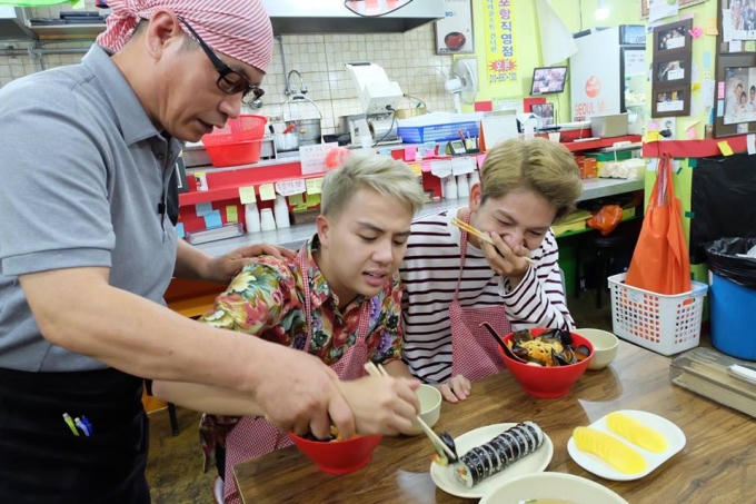 Duy Khánh và Kelvin Khánh tranh thủ đi chơi và thưởng thức ẩm thực tại đất nước xinh đẹp này.