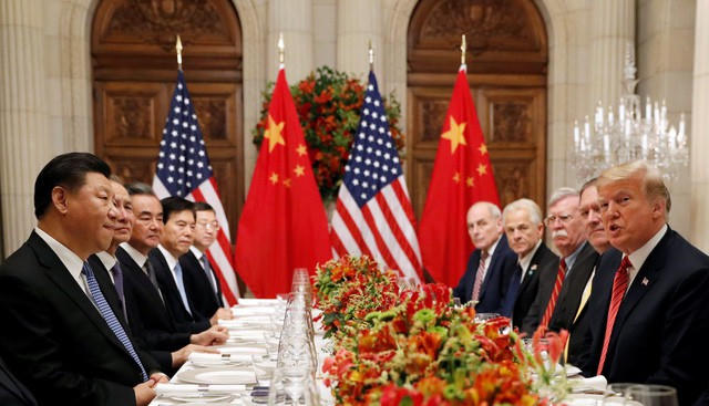 Tổng thống Donald Trump và Chủ tịch Tập Cận Bình cùng các quan chức dự tiệc tối kết hợp làm việc tại Argentina ngày 1/12. (Ảnh: Reuters)