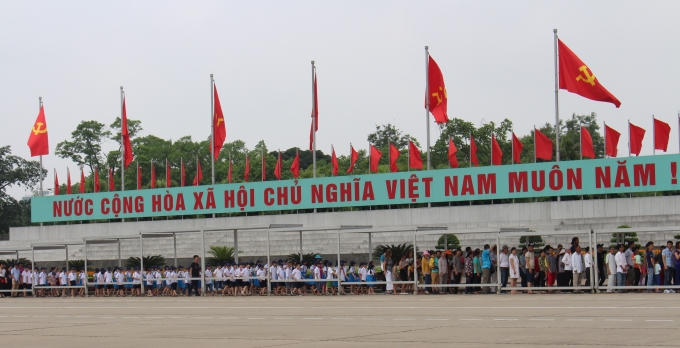 Cờ đỏ tung bay phấp phới trong những ngày tháng 5 lịch sử.