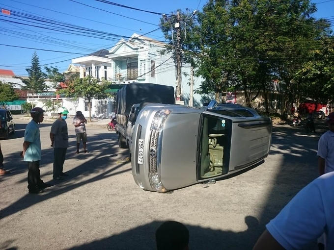Xe ô tô bị lật nghiêng đồng thời phần hông xe bị móp.