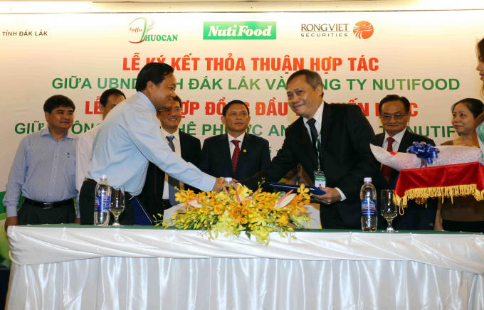 Lãnh đạo Công ty Cà phê Phước An &amp; NutiFood trao đổi Hợp đồng ký kết.