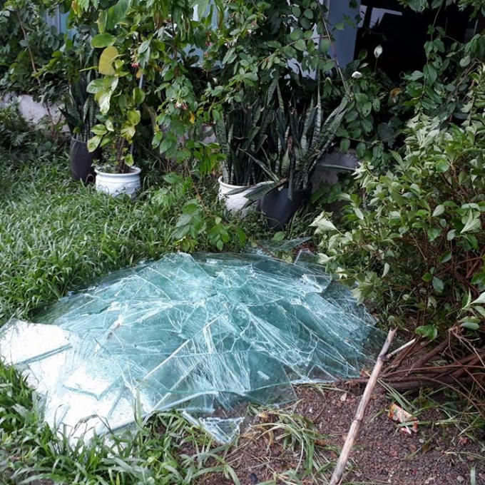 Cửa kính bị vỡ vụn.