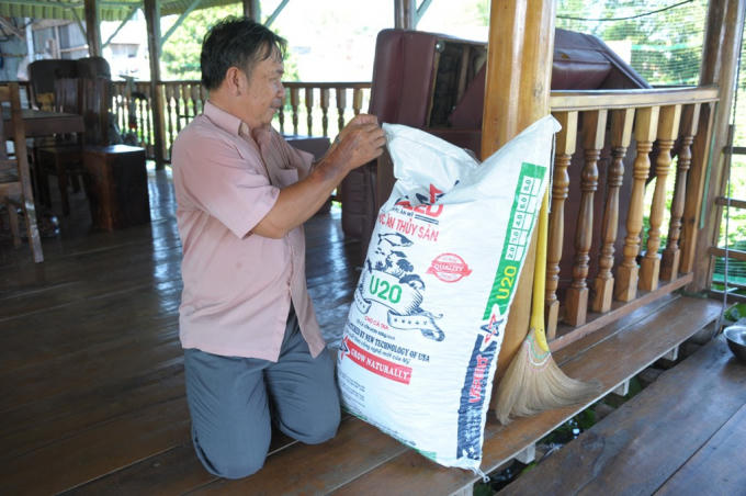 Mỗi ngày đàn cá của ông ăn hết một bao thức ăn loại 50kg, có giá trên 300.000đồng. Nếu tính ra, một năm ông tiêu tốn hơn 100 triệu đồng tiền thức ăn cho cá.