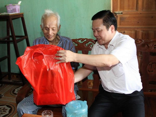 Bí thư Tỉnh ủy Cao Bằng tặng quà ông Nguyễn Văn Đắc, thương binh 51% ở thôn Sóc Hà, Hà Quảng (Cao Bằng).