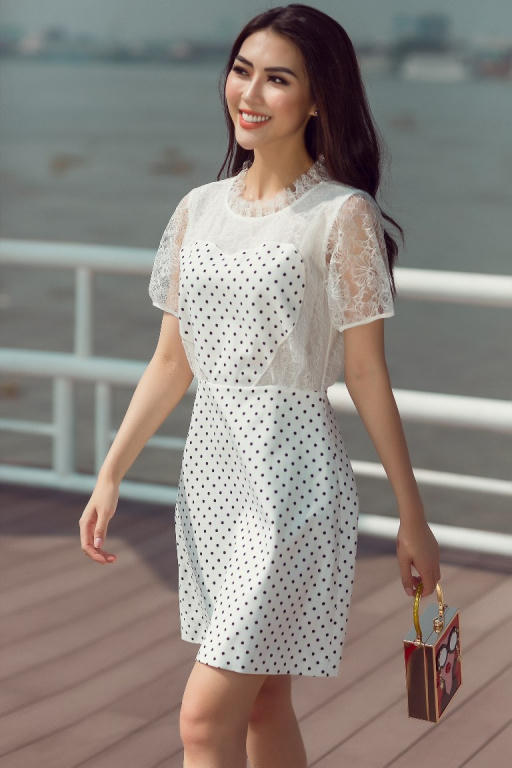 Bằng cách tiết chế đường may cũng như lên form dáng sắc sảo, kết hơp các đường bèo xoắn ốc mềm mại. Các nhà thiết kế tài tình trong việc sử dụng những họa tiết chấm bi, trái tim trên nền vải khiến BST trở nên đặc biệt.