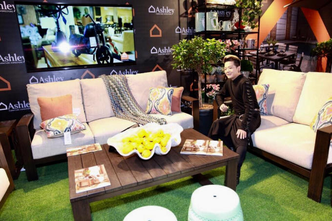 Vũ H&agrave; l&ecirc;n tiếng về phong c&aacute;ch ăn mặc dị biệt