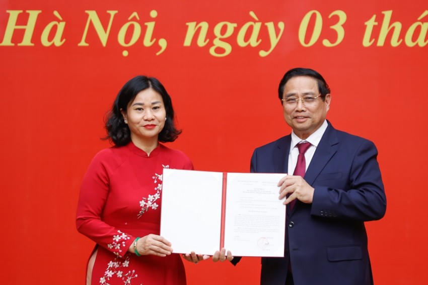 Thủ tướng trao Quyết định điều động, phân công của Bộ Chính trị cho đồng chí Nguyễn Thị Tuyến - Ảnh: VGP
