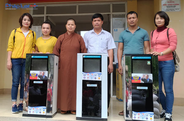 Trao 3 máy lọc nước cho trường học và trạm y tế xã. (Ảnh: Anh Thắng)