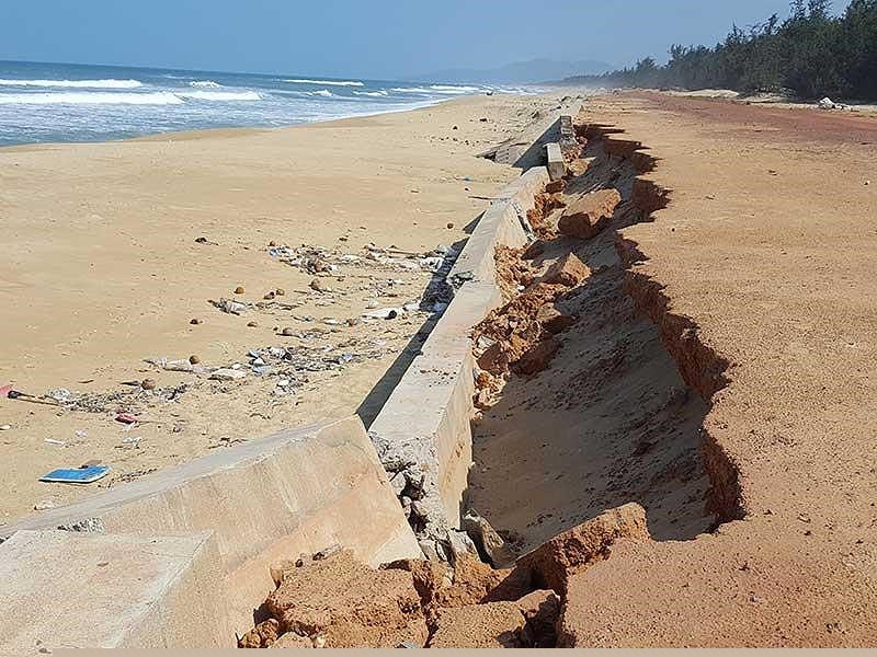 Kè biển Tam Quan đổ sập, tan nát ngay sau khi mới đưa vào sử dụng. Ảnh: TẤN LỘC.