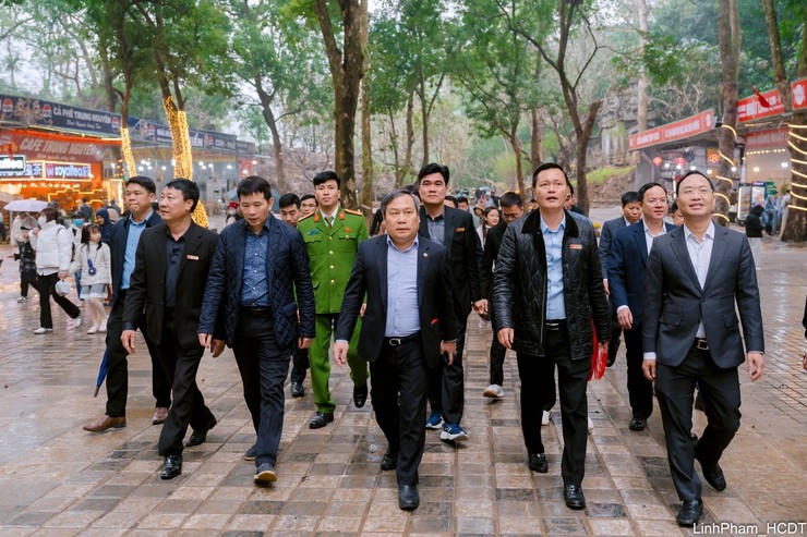 Chủ tịch UBND thành phố Hà Nội Vũ Đại Thắng cùng Đoàn công tác kiểm tra cảnh quan khu vực dọc tuyến lên chùa Thiên Trù.