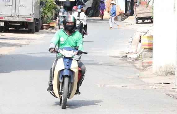 Thời tiết nắng nóng khiến nhiều người bịt kín khi ra đường (Ảnh minh họa)