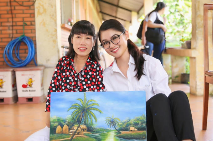 &Aacute; hậu Thuỳ Dung mang tranh của người khuyết tật đến Hoa hậu Quốc tế 2017