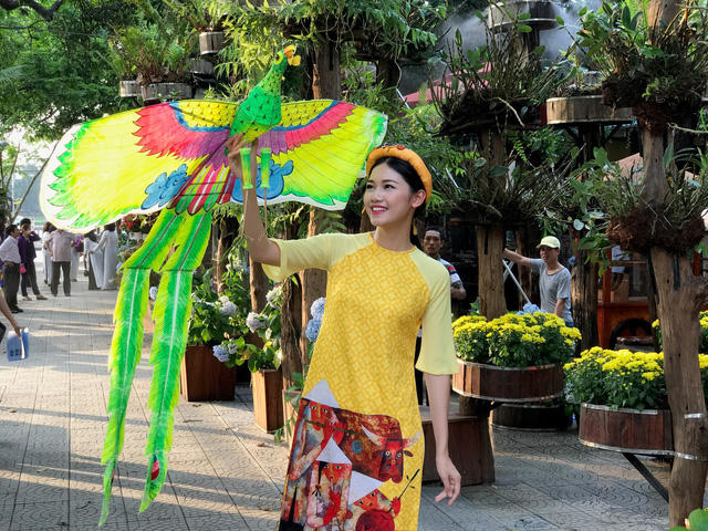 Á hậu Thanh Tú xinh tươi bên cánh diều Huế.