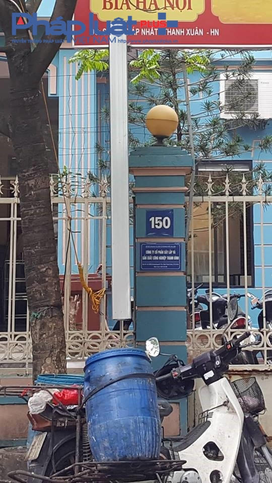 Một tấm biển mang tên của công ty khác đang hoạt động tại khu đất dự án