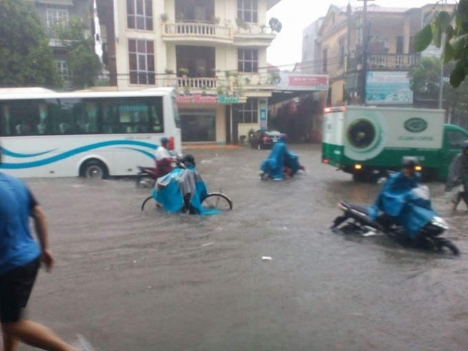 Cơn mưa lớn kéo dài từ trưa nay cho đến chiều tối nay vẫn chưa hết.