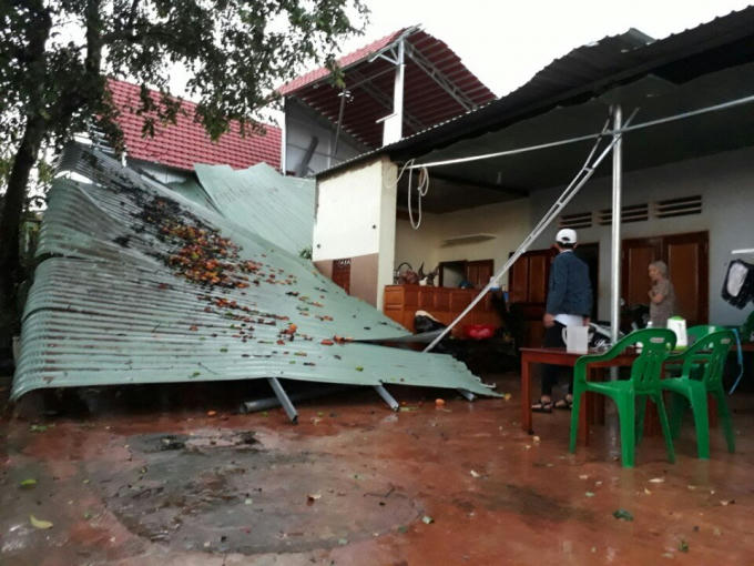Nhiều nhà dân bị tốc mái.