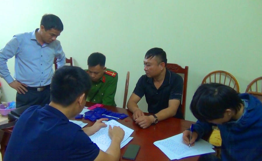 Lực lượng Công an lấy lời khai của Lương Văn Nhừng