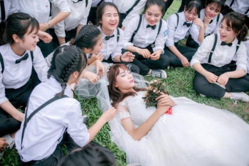 Ngỡ ngàng với bộ ảnh kỷ yếu 37 chú rể tranh giành một cô dâu