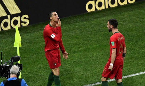 Pha ăn mừng đầy khiêu khích của C.Ronaldo