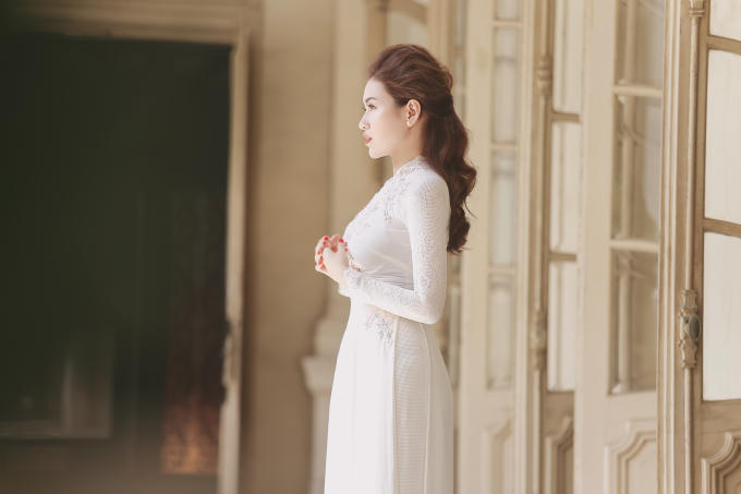 Đăng quang ngôi vị cao nhất tại cuộc thi Hoa hậu Việt Nam Thế giới 2016, Diễm Trần mau chóng được khán giả hải ngoại cũng như trong nước chú ý đến.