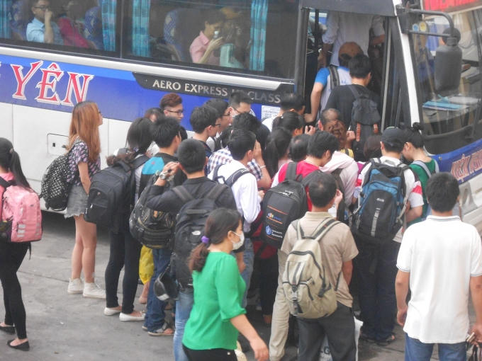 H&agrave; Nội: D&ograve;ng người &ugrave;n &ugrave;n &ldquo;rời đ&ocirc;&rdquo;, c&aacute;c cửa ng&otilde; &ugrave;n tắc