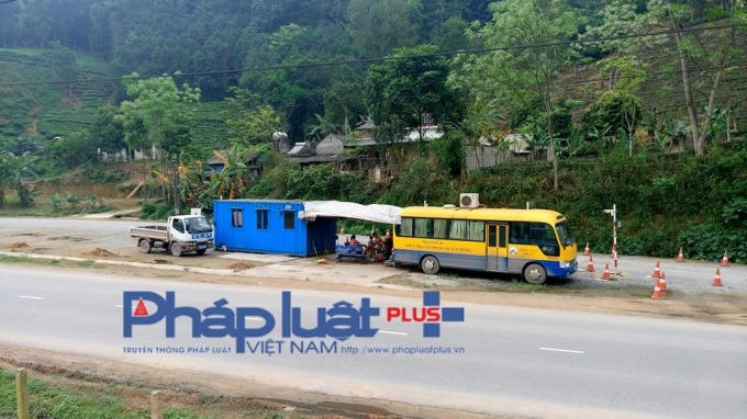 CSGT đầu trần ngồi chơi với mấy em bé trong trạm cân, mặc xe quá tải tung hoành vượt trạm.