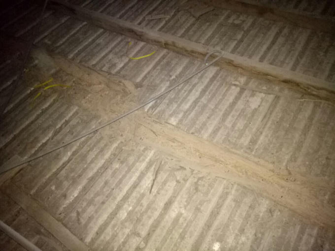 Đòn tay dãy nhà A đã hư hỏng hoàn toàn.