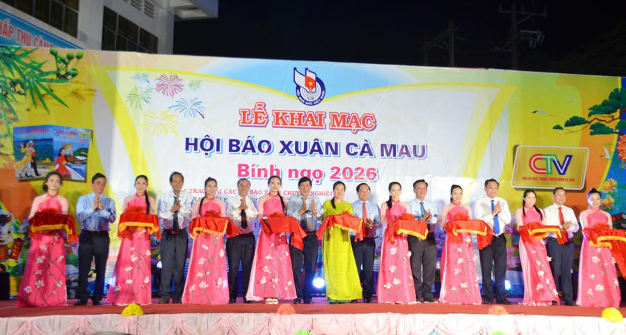 Các đại biểu thực hiện nghi thức cắt băng khai mạc Hội báo Xuân Bính Ngọ 2026.