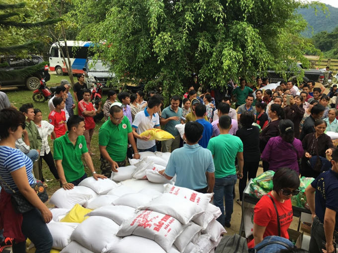 Những tâm lòng thiện nguyện đã trao những món quà chia sẻ khó khăn cùng người dân xã Yên Nhân. (Ảnh: Anh Thắng)