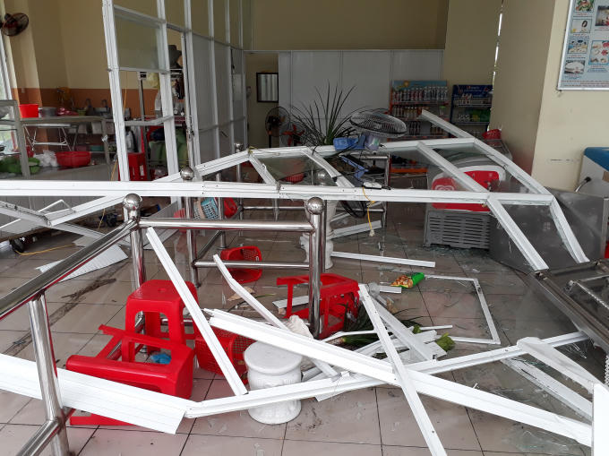 Hình ảnh lộn xộn, bàn ghế ngổn ngang hư hỏng nặng.