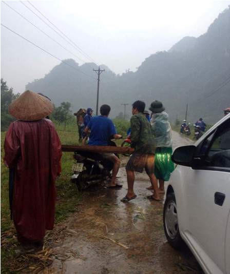 Gỗ lậu được bốc lên xe máy để tẩu tán. (Ảnh do lực lượng Kiểm lâm cung cấp).
