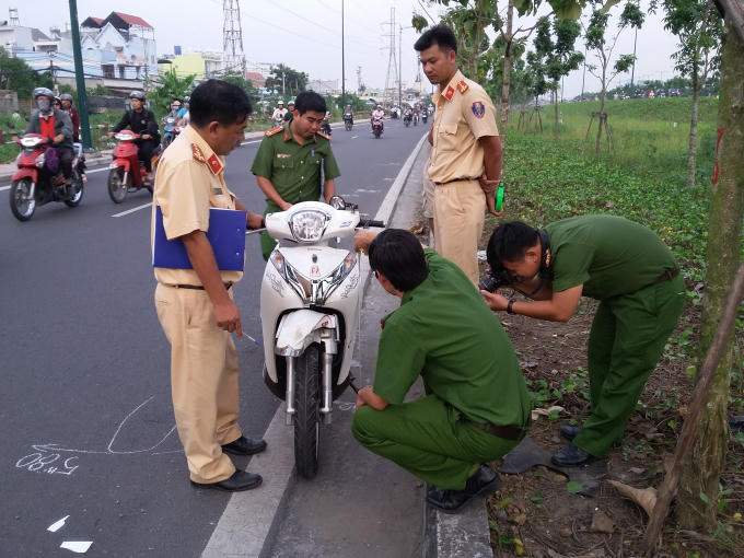 Công an quận Thủ Đức khám nghiệm chiếc xe máy.