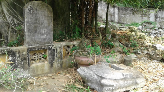 Rùa đá và các văn bia có từ thời xây dựng ngôi đền và bị bỏ mặc chỏng chơ trong sân.