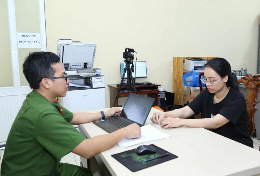 Làm việc với bị can Nguyễn Thị Hoài Thương.