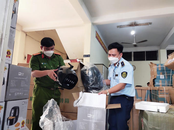 Tạm giữ hơn 10.800 sản phẩm hàng hóa các loại không có hóa đơn, giấy tờ tại Phú Yên. Ảnh Cục QLTT Phú Yên