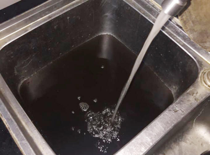 Theo các hộ dân, hiện tượng này bắt đầu từ tháng 8/2016. Nước sinh hoạt xả ra từ vòi bỗng chuyển màu đen vào sáng sớm.