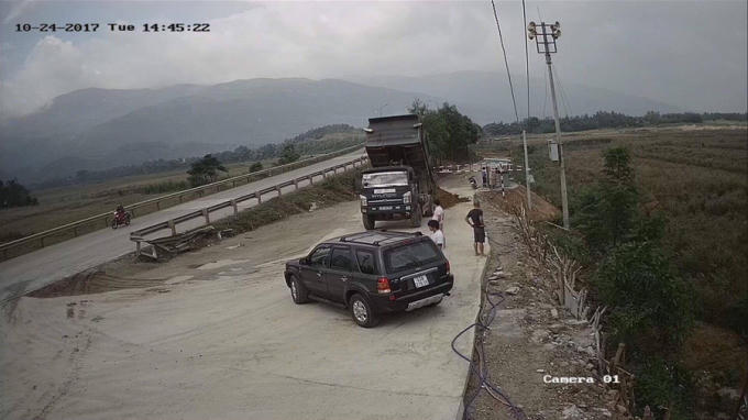 Thái “salem” chỉ huy xe ben đổ đất chắn đường. (Nguồn ảnh: http://daidoanket.vn)