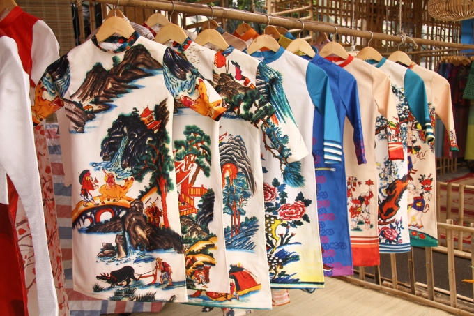 Các mẫu áo dài với họa tiết phong phú.