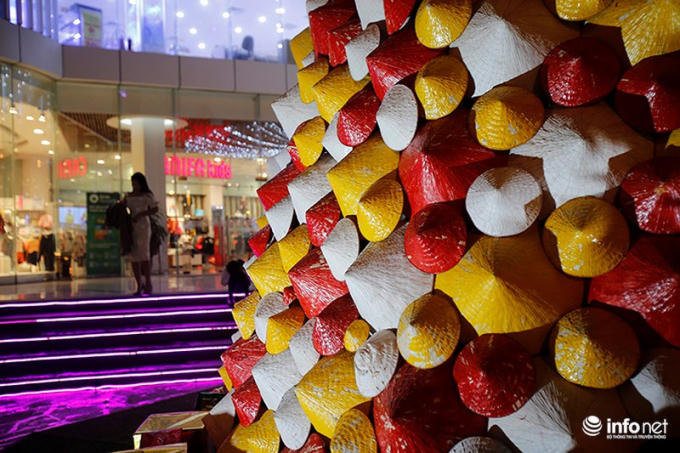 Những cây thông noel được làm bằng nhiều vật liệu đặc biệt đã mang đến cho người dân Hà Nội một mùa Giáng sinh rất Việt Nam.