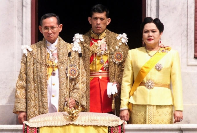 Nhà Vua Bhumibol Adulyadej chụp ảnh cùng Hoàng hậu Sirikit và Thái tử Maha Vajiralongkorn. (Ảnh: AFP)