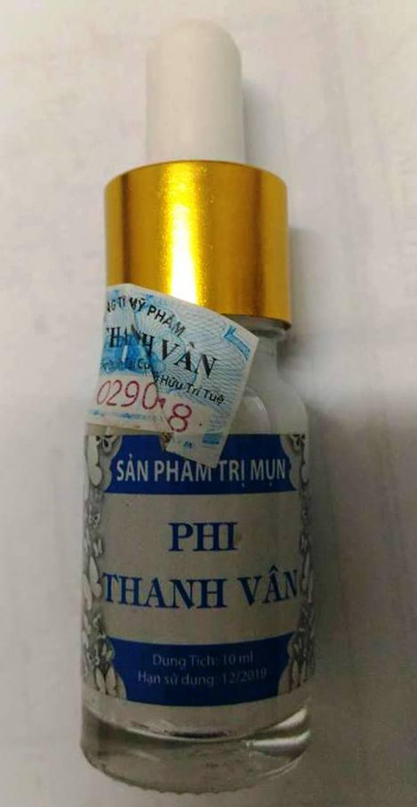 Sản phẩm trị mụn Phi Thanh Vân thực tế không hề có hộp, chỉ là một lọ ghi thông tin sơ sài.